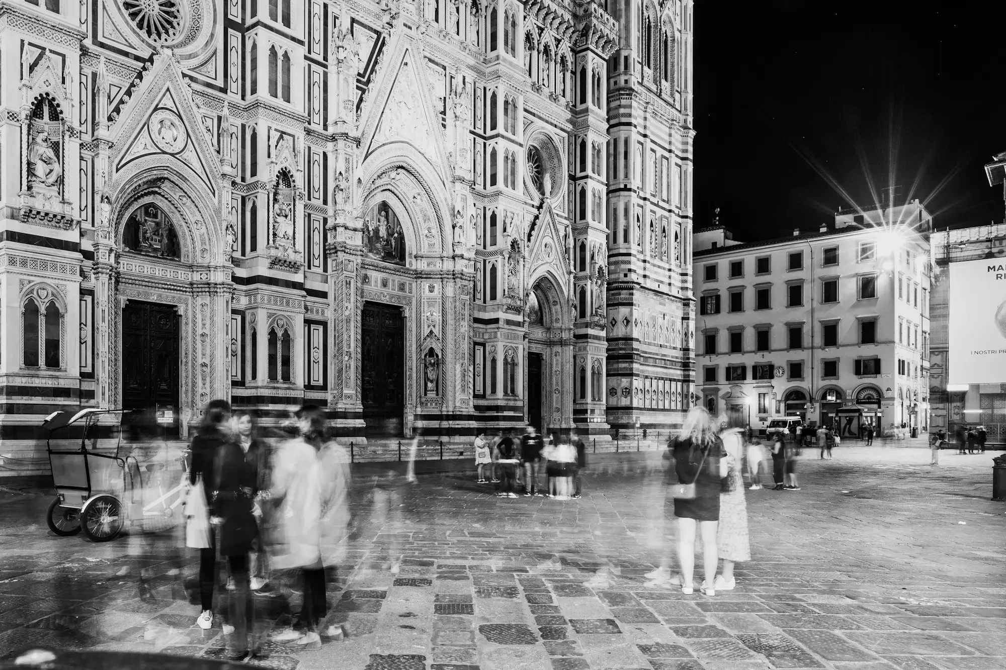 Visitatori in movimento davanti alla facciata gotica del Duomo di Firenze, Santa Maria del Fiore