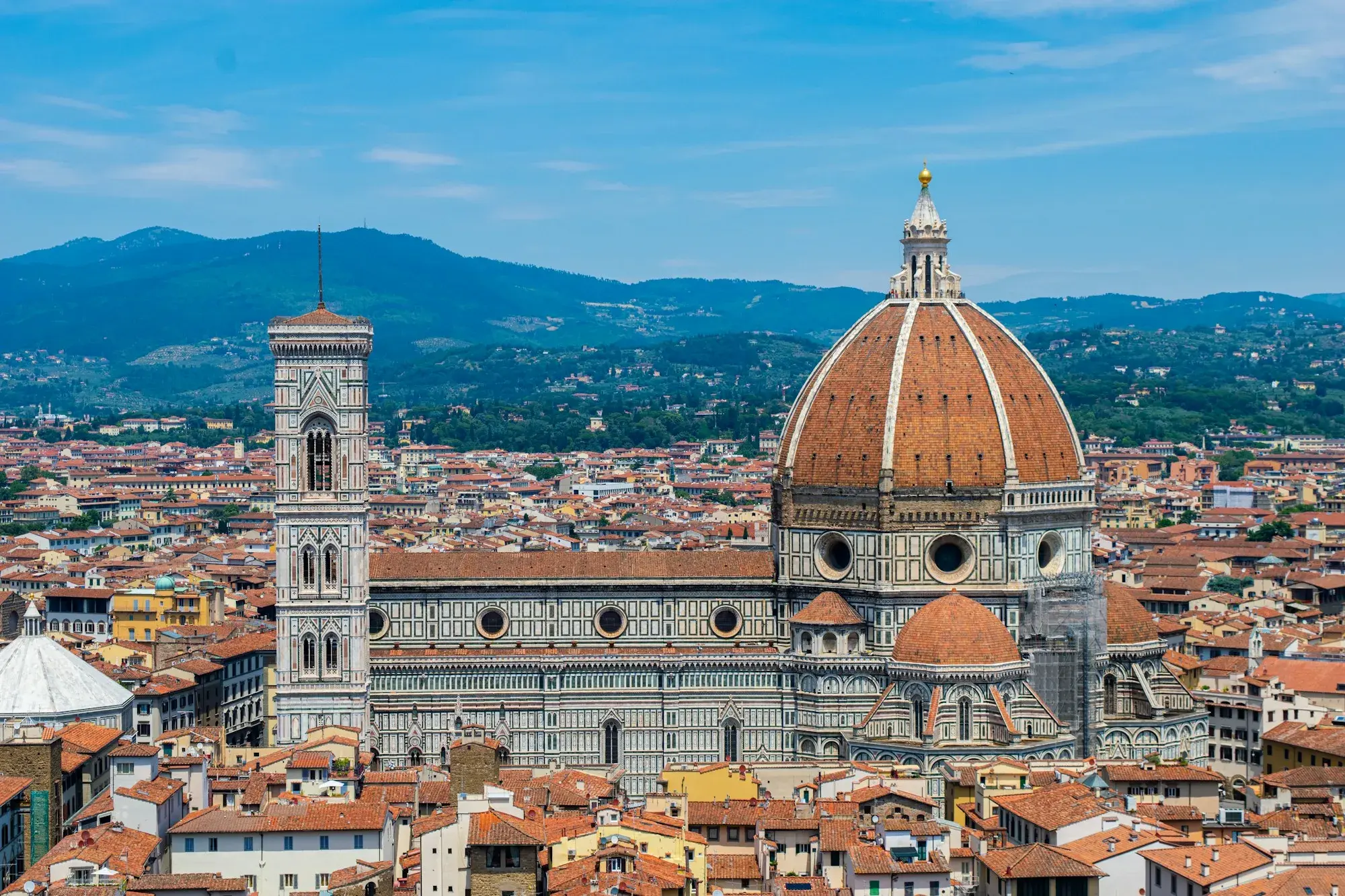 I tetti di Firenze e la cupola di Santa Maria del Fiore, con le colline sullo sfondo