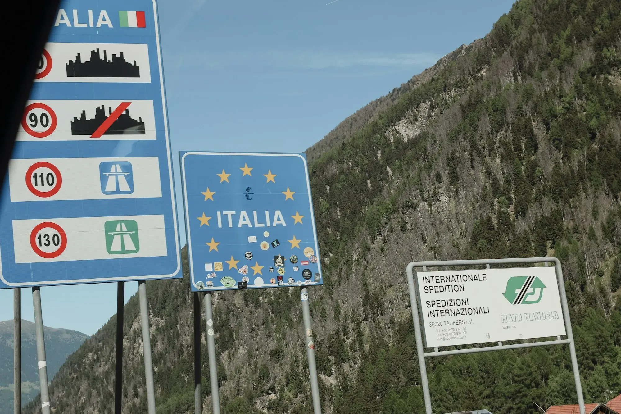 Border sign at the Italian frontier near Glurns showing speed limits: 50 in towns, 90 outside towns, 110 on main roads and 130 on motorways