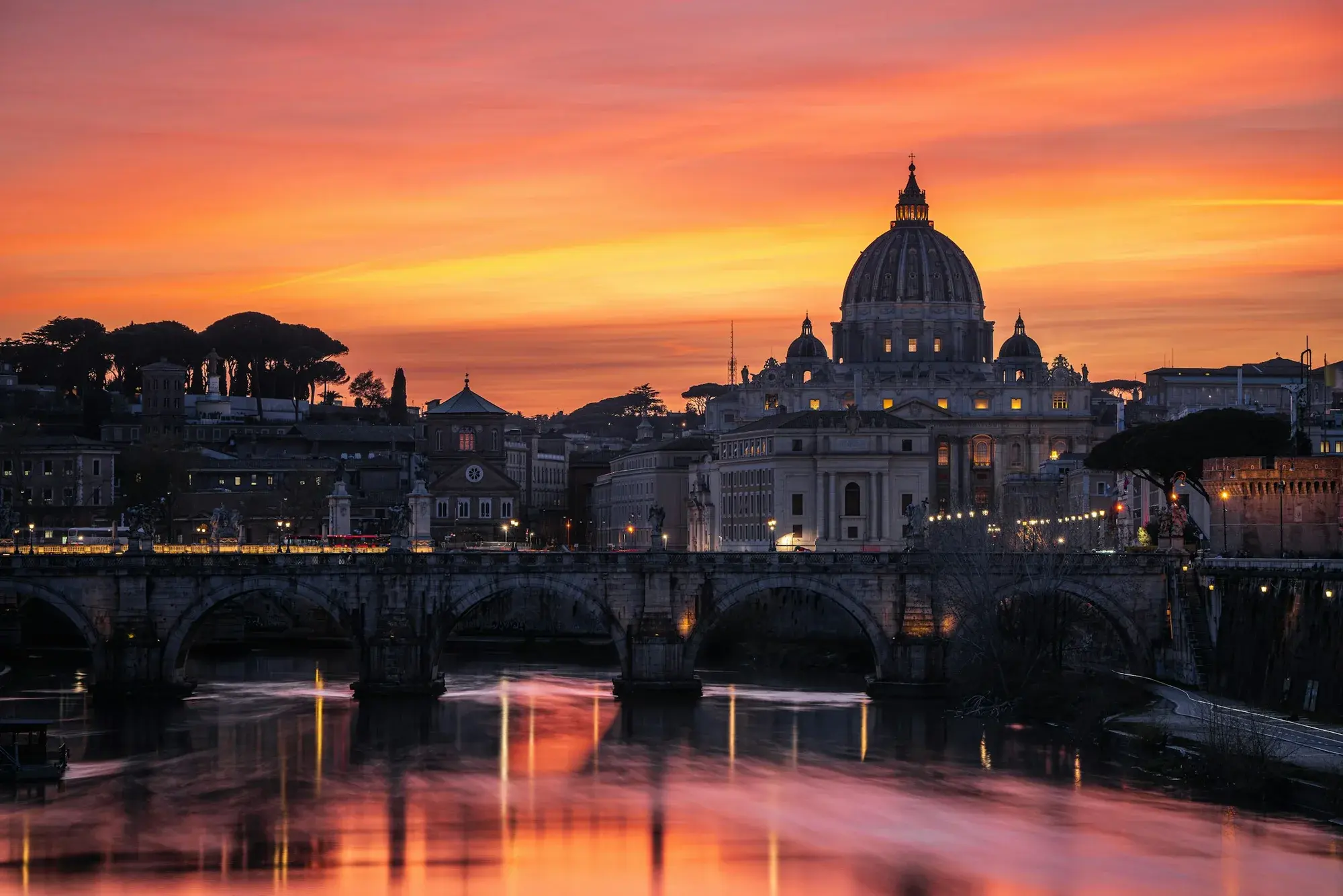 I tetti e le cupole di Roma sotto un cielo autunnale, con San Pietro sullo sfondo