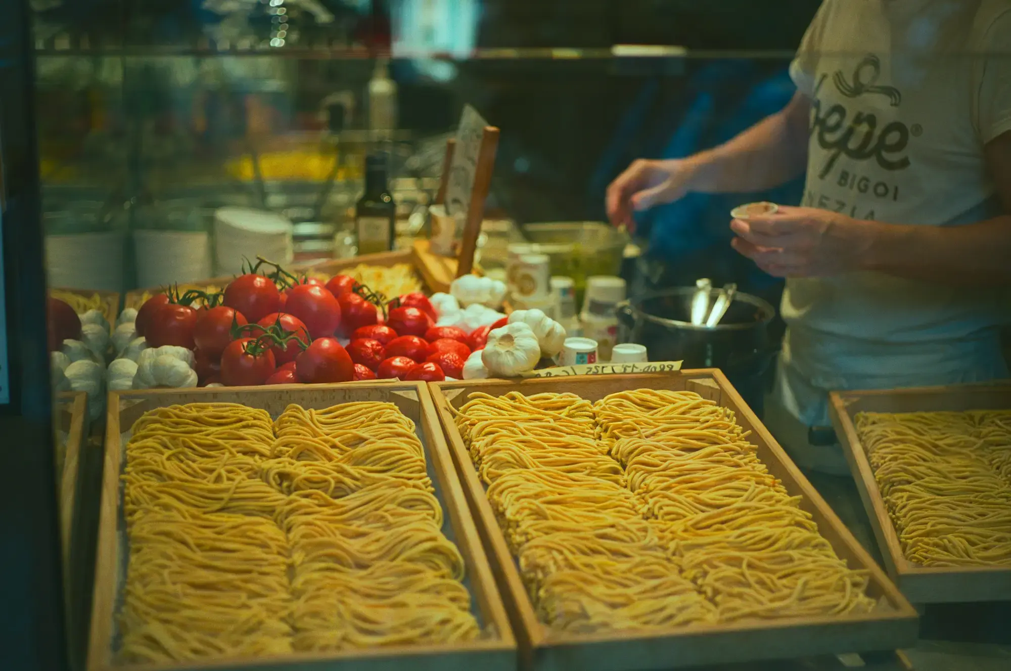 Pasta fresca, pomodori e aglio esposti per la vendita in un mercato o negozio di alimentari italiano