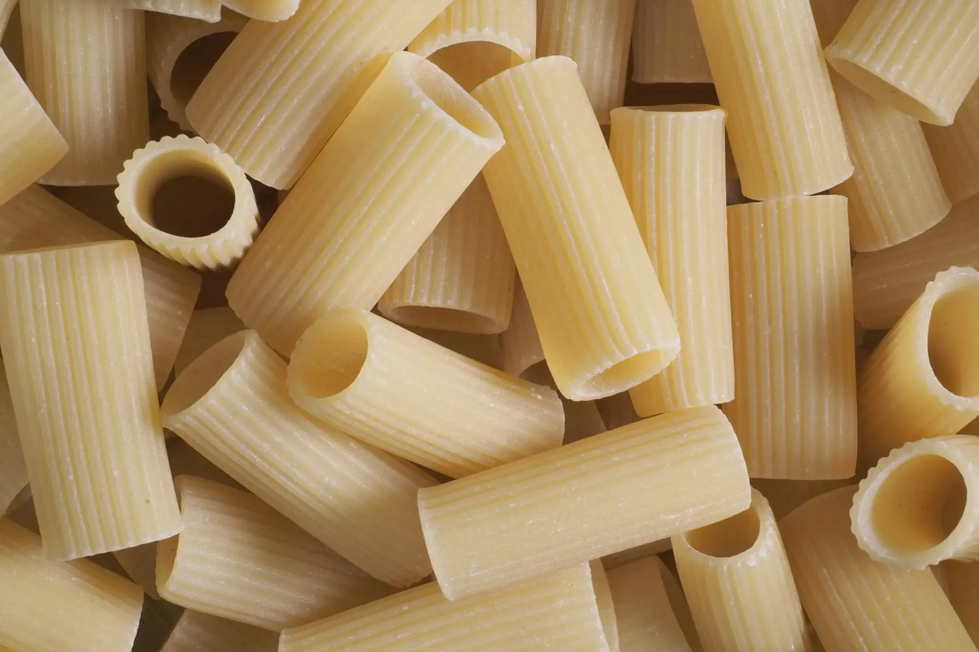 Vista ravvicinata di rigatoni crudi che mostra la caratteristica texture rigata sulla superficie esterna